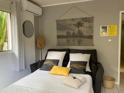 Postel nebo postele na pokoji v ubytování Bungalow Tec-Tec St Leu