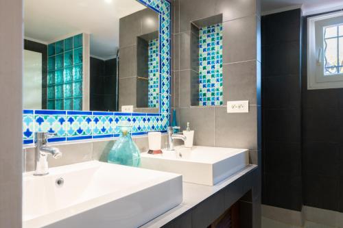 a bathroom with two sinks and a mirror at Appartement de caractère Le Camélia, 56m², dans propriété au calme avec piscine by le Mas de Louise et Sacha in Solliès-Toucas