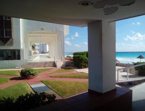 una casa con vista sulla spiaggia e sull'oceano di Ocean View Room 1202near The Clubs a Cancún