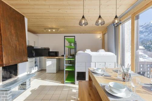 une cuisine avec une table et une échelle verte dans l'établissement Residence de Lognan- Les Jorasses 27 - Happy Rentals, à Chamonix-Mont-Blanc