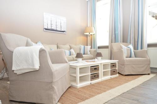 - un salon avec deux chaises, un canapé et une table dans l'établissement Villa Fernsicht - Apt. 04, à Sellin