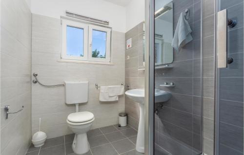 ein Bad mit einem WC und einem Waschbecken in der Unterkunft 2 Bedroom Beautiful Apartment In Pinezici in Pinezici