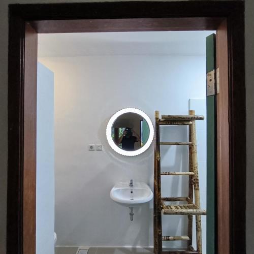 Un baño de Roots Hotel Senggigi