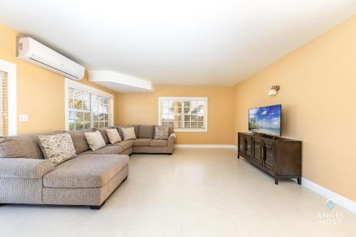 a living room with a couch and a flat screen tv at Bright and Roomie Bottle Creek Apartments in NCA