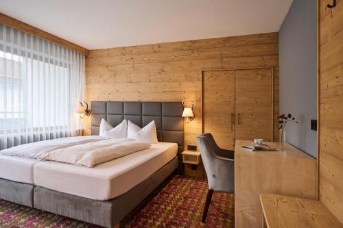 Postel nebo postele na pokoji v ubytování Hotel Bannwaldsee