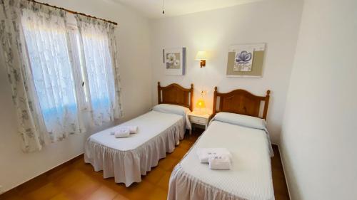 Habitación con 2 camas y ventana en Villa Neus en Sant Climent