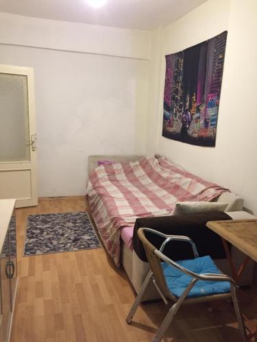 een slaapkamer met een bed, een stoel en een tafel bij Private Room in Istanbul #34 in Istanbul