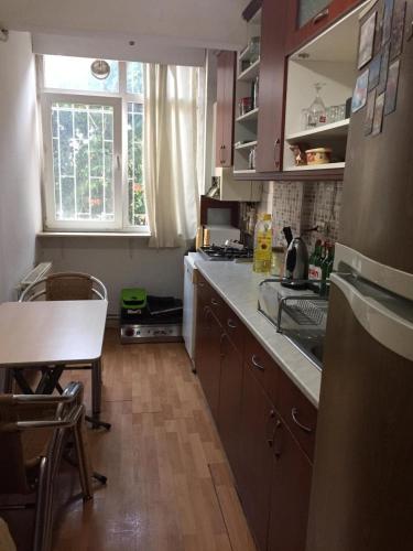 een keuken met een wastafel en een aanrecht bij Private Room in Istanbul #34 in Istanbul