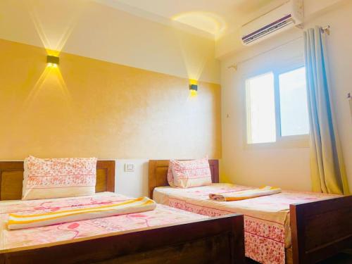 Una cama o camas en una habitación de Moon house Dahab