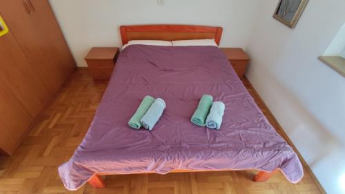 A bed or beds in a room at Apartman Sael, Medulin