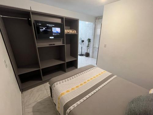 Łóżko lub łóżka w pokoju w obiekcie Apartamento Studio com banheiro privativo