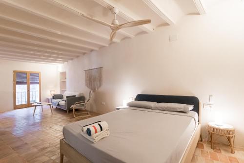 ein Schlafzimmer mit einem Bett und ein Wohnzimmer in der Unterkunft Casa Montesa in Vilafames