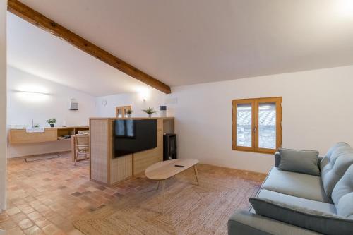 a living room with a couch and a tv at Casa Montesa in Vilafames