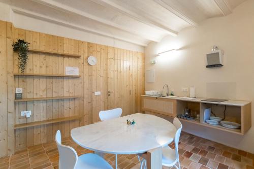a room with a table and chairs and a kitchen at Casa Montesa in Vilafames