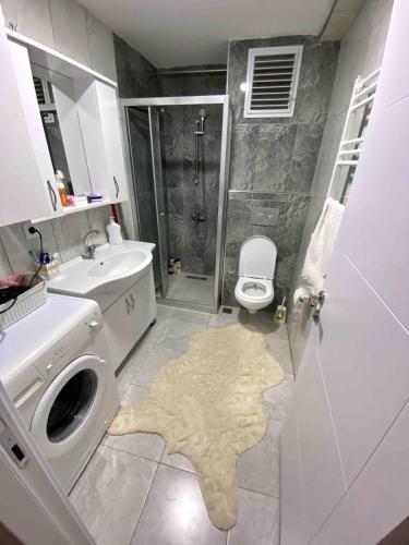 e bagno con servizi igienici e doccia. di Private Room in Istanbul #36 a Istanbul