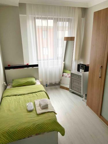 una camera con un letto verde e un grande specchio di Private Room in Istanbul #36 a Istanbul