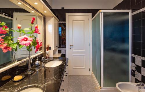 - Baño con 2 lavabos y ducha a ras de suelo en Villa degli Angeli, en Soiano del Lago