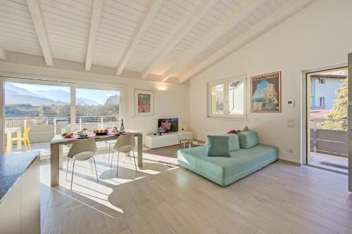 sala de estar con sofá azul y mesa en Mirabelle - Happy Rentals, en Dro