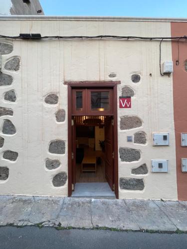 una porta per un edificio con una sedia di Casa Beletén ad Agüimes