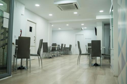a conference room with a long table and chairs at Hostal Goyesco Plaza in Plasencia