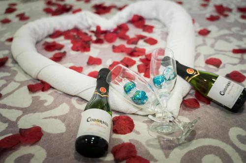 a table with two bottles of wine and a glass at Hostal Goyesco Plaza in Plasencia