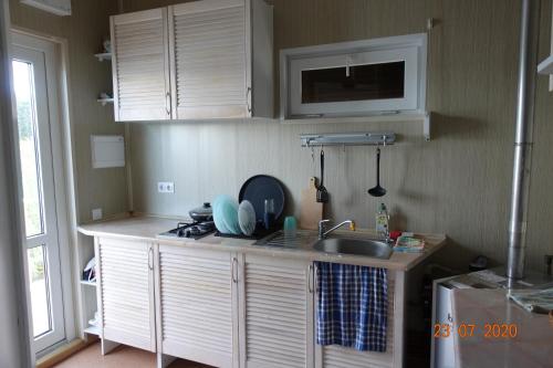 Kuchyň nebo kuchyňský kout v ubytování Houseboat "Upes Nams"