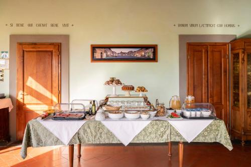 una mesa con un montón de comida. en Villa La Cappella, en Montespertoli