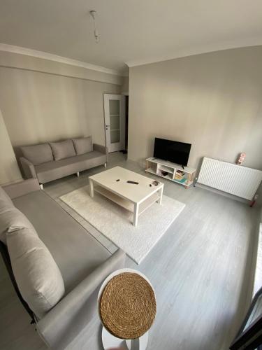 een woonkamer met een bank en een tafel bij Private Room in Istanbul #38 in Istanbul