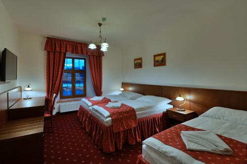 Кровать или кровати в номере Hotel Malý Pivovar