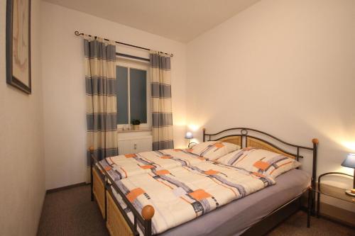 キュールングスボルンにあるHaus-Meeresblick-Wohnung-E04-159のベッドルーム(ベッド1台、窓付)