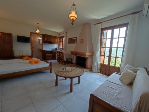 - un salon avec un canapé et une table dans l'établissement Antonis Tasios Guesthouse, à Zagora