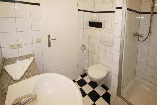 キュールングスボルンにあるHaus-Meeresblick-Wohnung-E04-159のバスルーム(洗面台、トイレ、シャワー付)