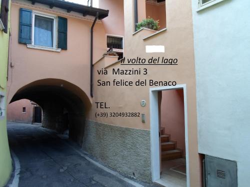 una señal en el lateral de un edificio en Il volto del lago - Rooms&Apartments, en San Felice del Benaco