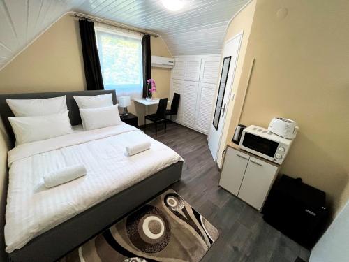 1 dormitorio con 1 cama grande y comedor en Nyuszis Apartman en Kiskunmajsa