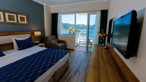 TV a/nebo společenská místnost v ubytování Fortezza Beach Resort