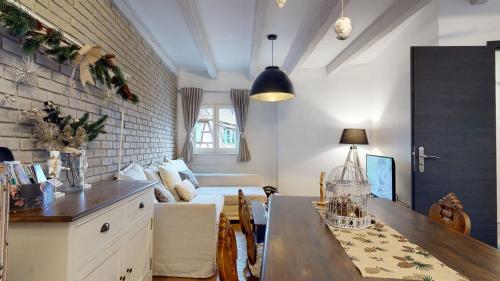 un salon avec un canapé et une table dans l'établissement LE NID DE L'ILL, Magnifique Duplex Cosy Petite France, à Strasbourg