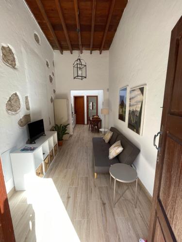 - un salon avec un canapé et une table dans l'établissement Casa Mojo, à Agüimes
