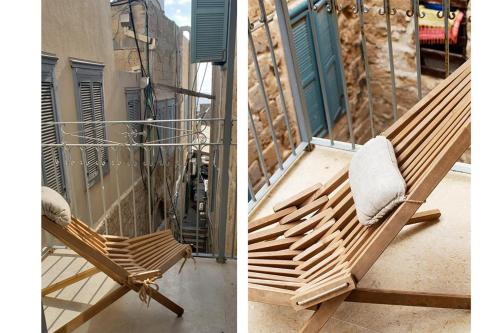 a wooden bench sitting on top of a balcony at Akotika boutique in ‘Akko