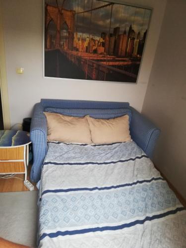 Sofá azul con cama en una habitación en Private Room in Istanbul #44, en Tuzla