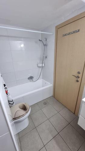 un bagno con wc e vasca da bagno di Apartment Sandarella a Bat Yam