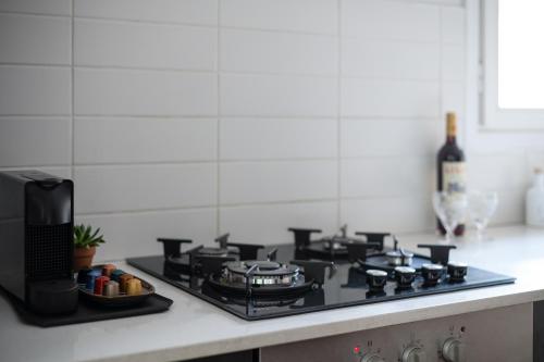 a black stove top oven in a kitchen at Unique & Upscale Gem in Tel Aviv