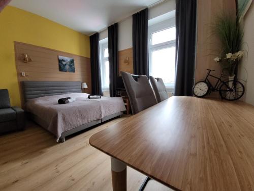 ein Schlafzimmer mit einem Bett und einem Tisch in einem Zimmer in der Unterkunft Leopoldauer Apartment in Wien