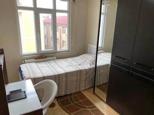 ein kleines Schlafzimmer mit einem Bett und einem Fenster in der Unterkunft Private Room in Istanbul #46 in Pendik