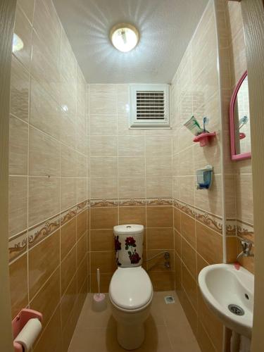 y baño con aseo y lavamanos. en Private Room in Istanbul #46, en Pendik