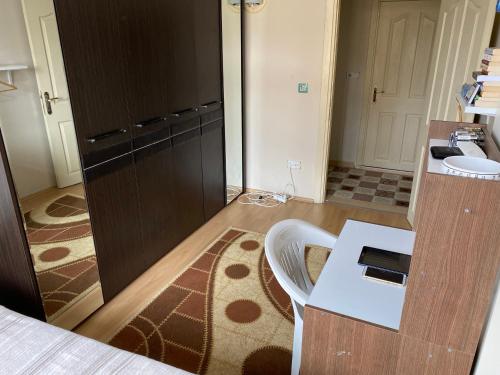 eine Küche mit einer Theke und einem Waschbecken in einem Zimmer in der Unterkunft Private Room in Istanbul #46 in Pendik