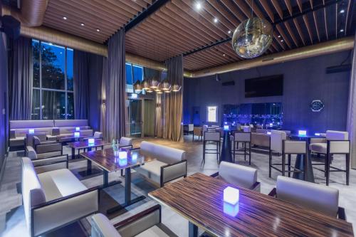 a restaurant with tables and chairs in a room at Parkhotel Delta, Wellbeing Resort in Ascona