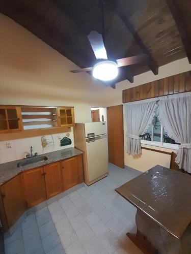 內烏肯的住宿－MB Alojamiento Alta Barda，厨房配有白色冰箱和桌子