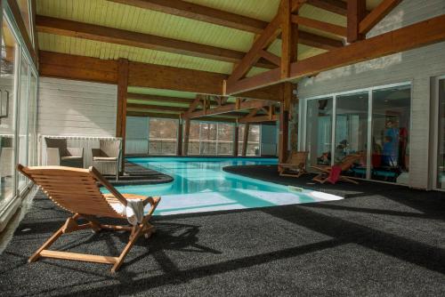 een patio met een stoel en een zwembad bij Villages Clubs du Soleil - VARS in Vars