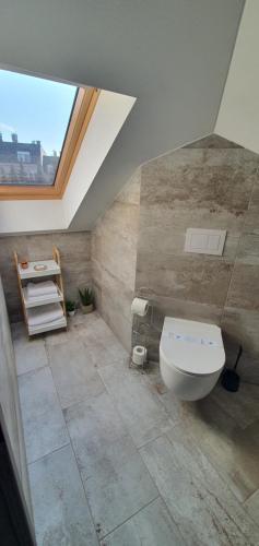 łazienka z białą toaletą i oknem w obiekcie Blue Diamond **** w mieście Varaždin