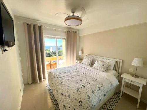 1 dormitorio con cama y ventana con vistas en Sea and views close to Marbella, en Cabopino